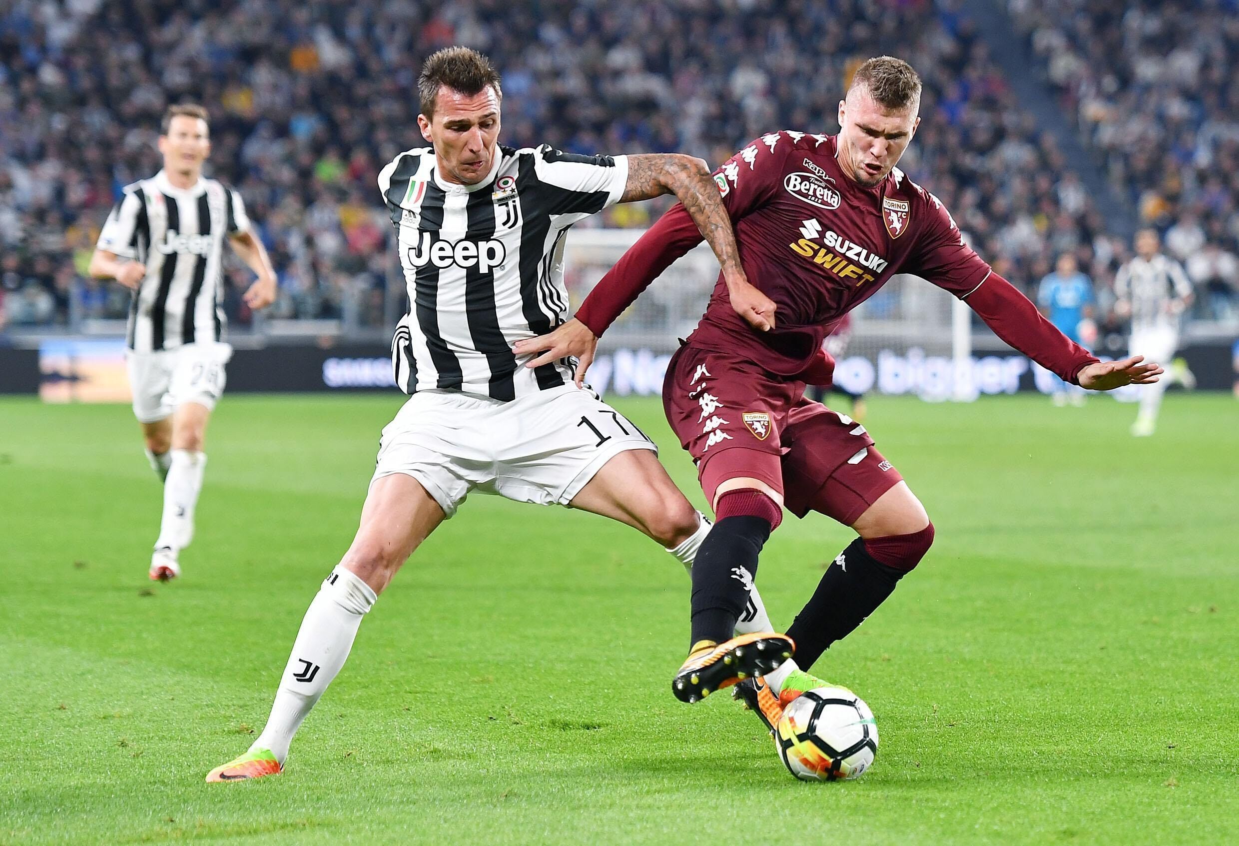 C罗在沙特联赛首秀中上演绝杀，以一记精彩倒钩射门击败对手，助力利雅得胜利领跑积分榜。