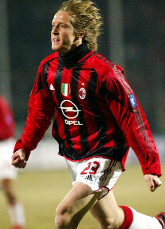 张伯伦代表阿森纳U21出战曼联U21，8年后再为枪手比赛