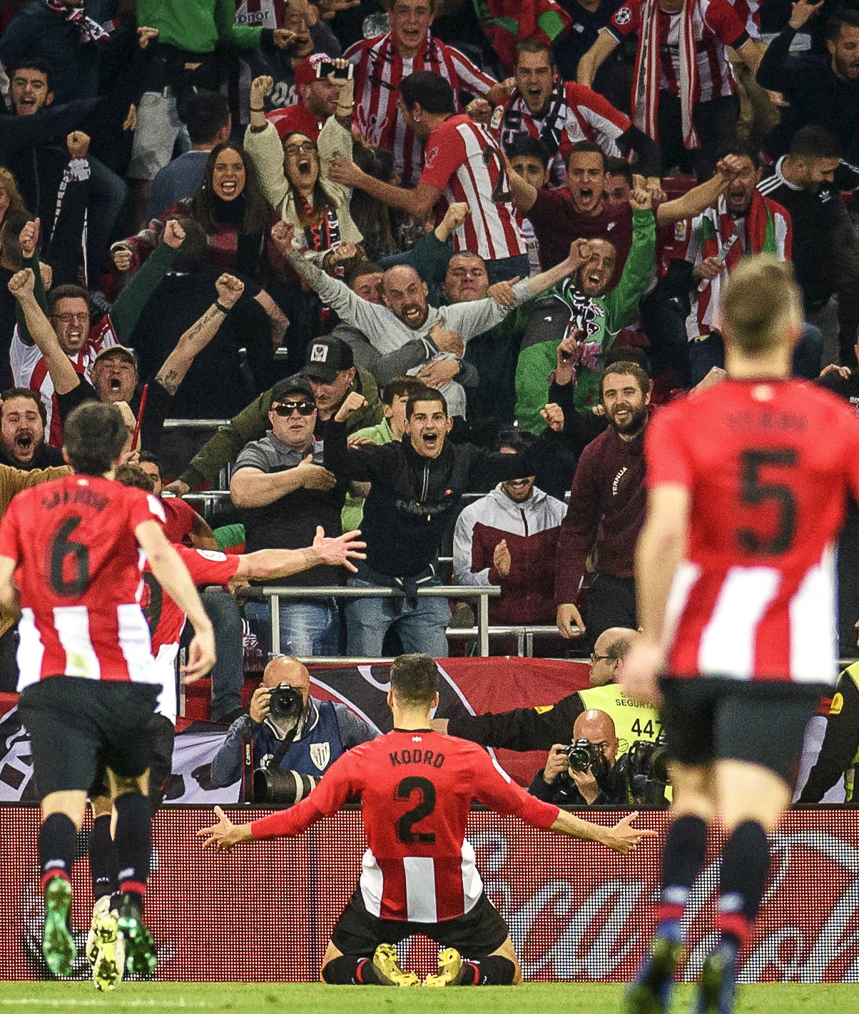 门将扑出关键点球，球迷热议